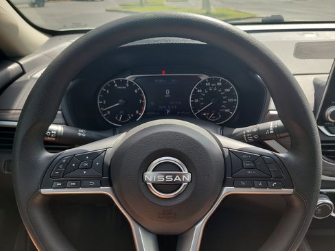 Used 2025 Nissan Altima 2.5 SV FWD image 42
