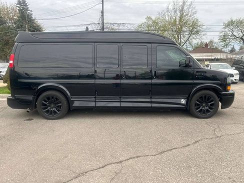 Used 2019 Chevrolet Express 2500 Extended w/ Enhanced Convenience Package RWD image 4