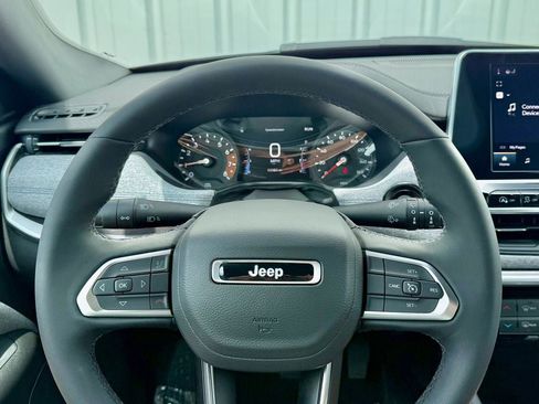 Used 2025 Jeep Compass Latitude AWD/4WD image 22