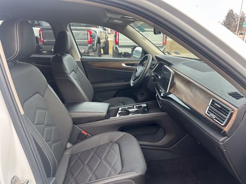 Used 2025 Volkswagen Atlas SE image 19