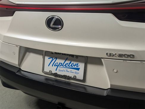Used 2022 Lexus UX 200 image 8