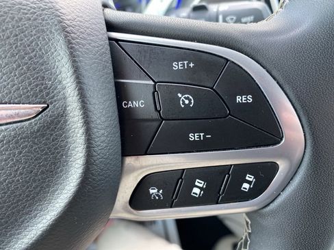 Used 2023 Chrysler Pacifica Touring-L image 17