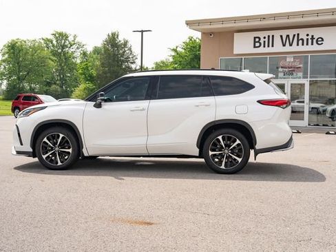 Used 2021 Toyota Highlander XSE FWD image 3