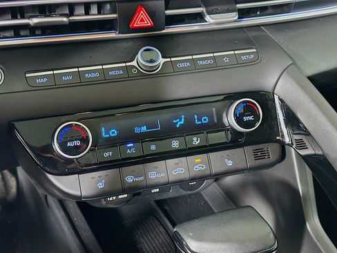 Used 2025 Hyundai Elantra SEL image 24