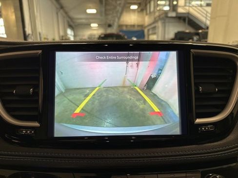 Used 2021 Chrysler Pacifica Touring-L image 24