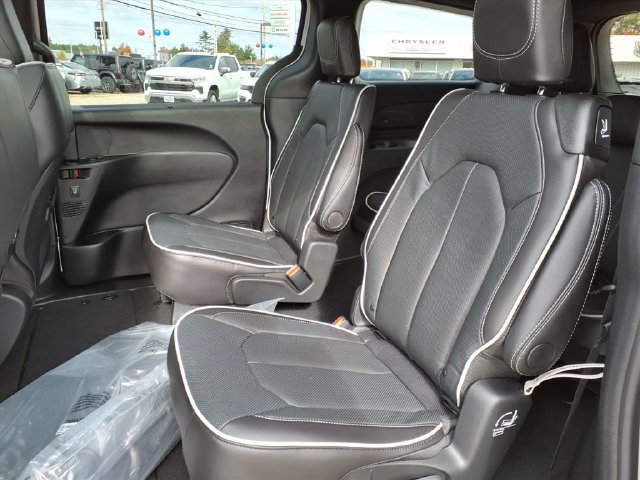 New 2026 Chrysler Pacifica Limited w/ S Appearance Package FWD image 11
