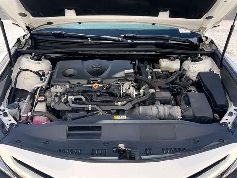 Used 2020 Toyota Camry SE w/ Sunroof Package FWD image 9