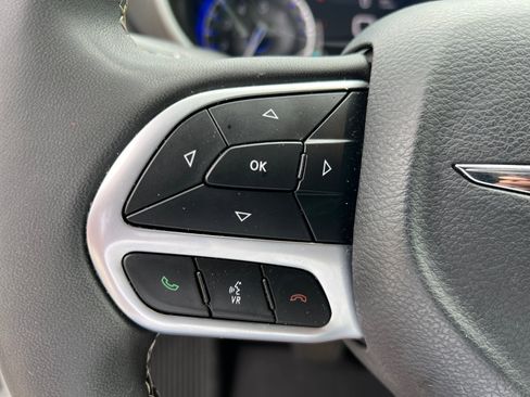 Certified 2024 Chrysler Pacifica Touring-L image 33