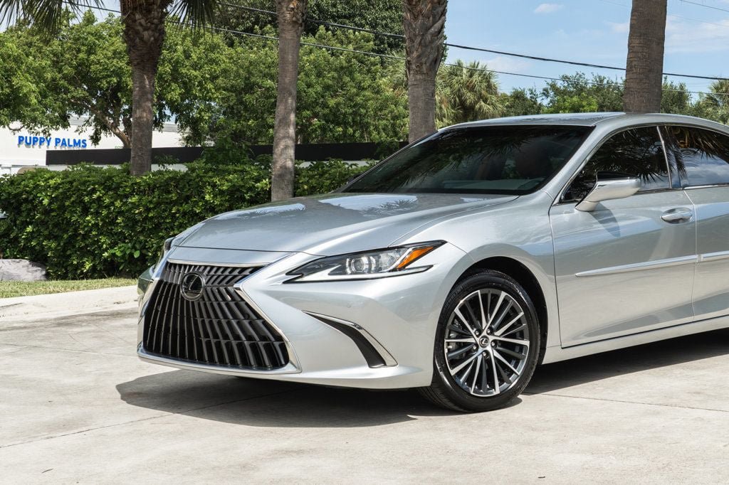 Used 2025 Lexus ES 300h w/ Premium Package FWD image 2