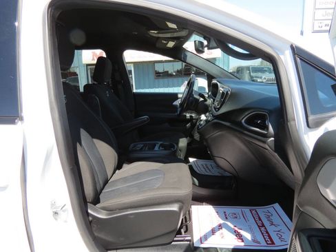 Used 2020 Chrysler Pacifica Touring w/ S Appearance Package image 23