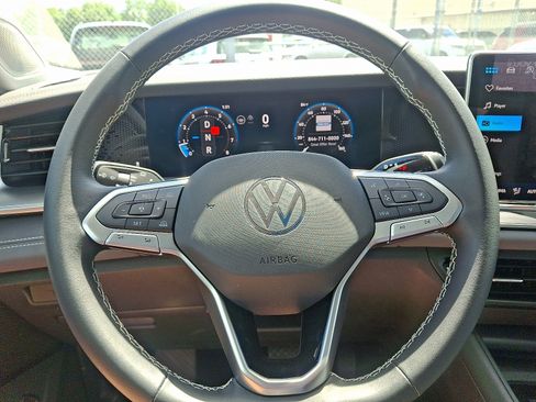 Certified 2025 Volkswagen Tiguan SE image 18