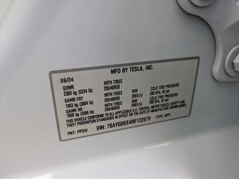 Used 2024 Tesla Model Y Long Range AWD/4WD image 25