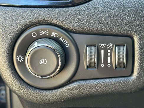 Used 2020 Jeep Cherokee Latitude Plus image 19