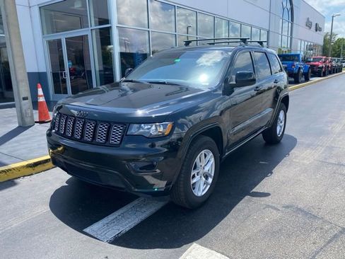 Used 2021 Jeep Grand Cherokee Laredo X AWD/4WD image 4