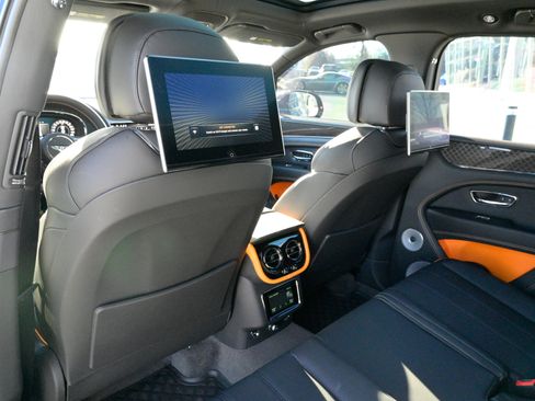 Used 2025 Bentley Bentayga image 36