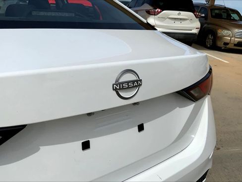 Used 2025 Nissan Sentra SV FWD image 10