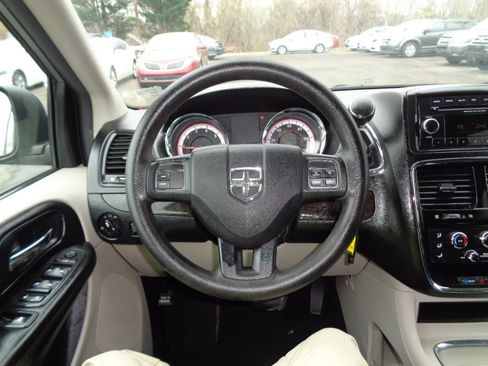 Used 2013 Dodge Grand Caravan SXT image 19