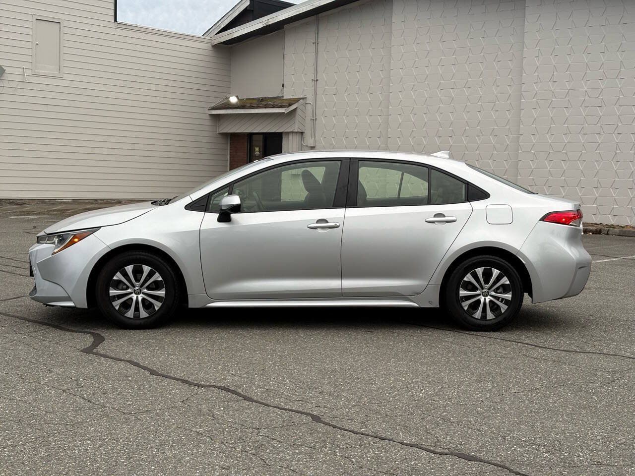 Used 2022 Toyota Corolla LE w/ Premium Interior Package FWD image 5