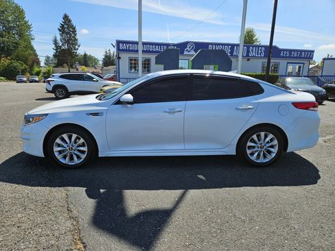 Used 2018 Kia Optima LX w/ 17" Alloy Wheels Package FWD image 2