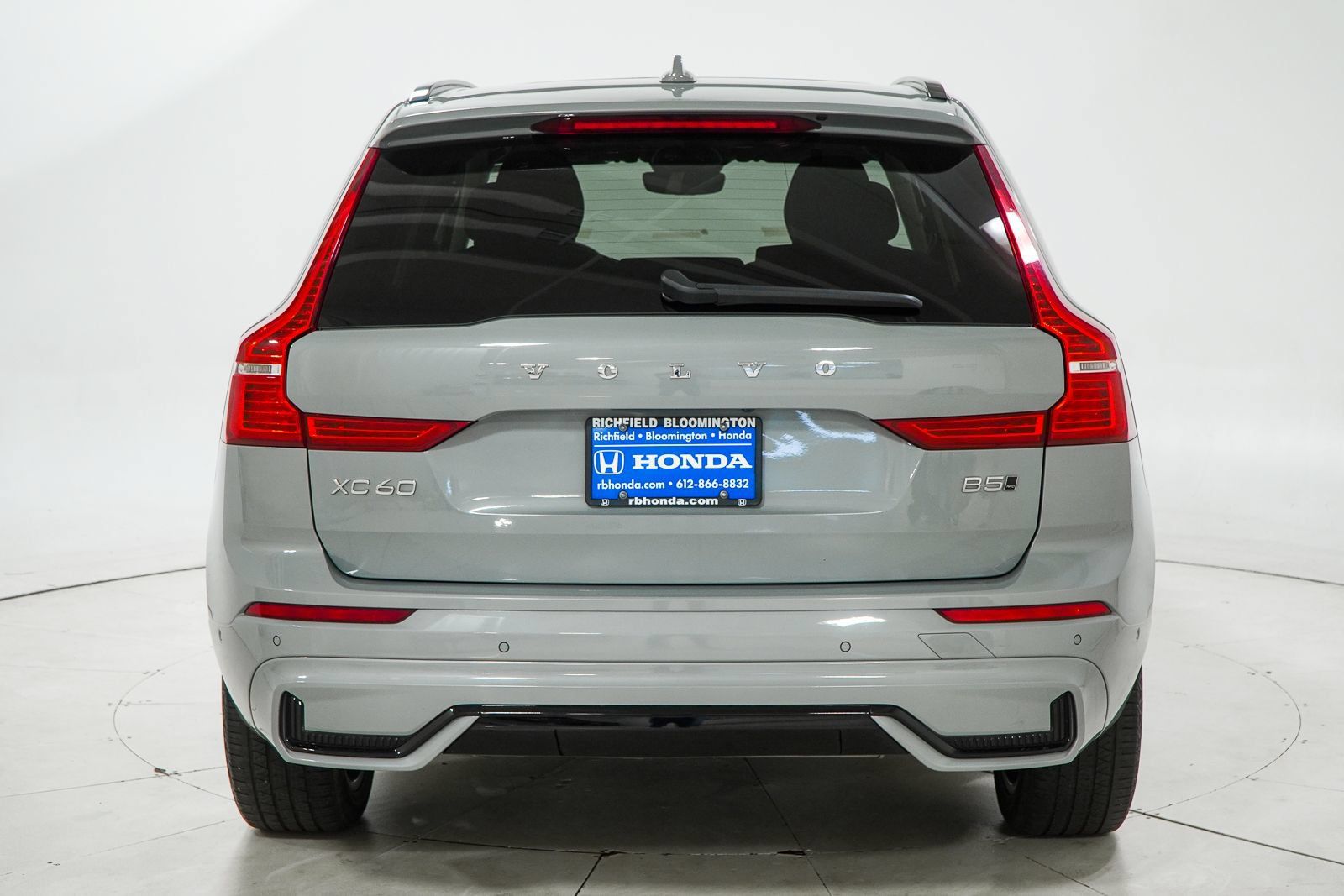 Used 2025 Volvo XC60 B5 Plus AWD/4WD image 8