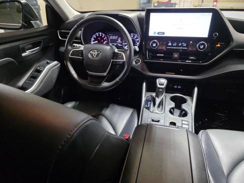 Used 2023 Toyota Highlander XLE FWD image 20