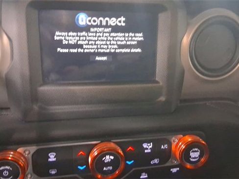 Used 2021 Jeep Gladiator Sport image 11