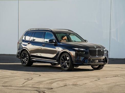 Used 2025 BMW X7 M60i image 3