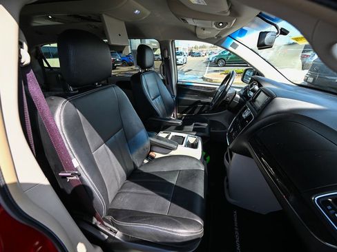 Used 2016 Chrysler Town & Country Touring w/ Driver Convenience Group image 25