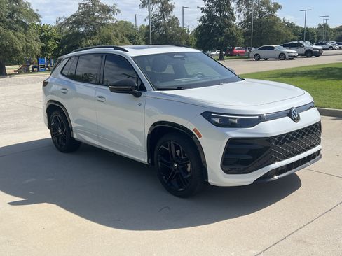 Certified 2026 Volkswagen Tiguan SE R-Line FWD image 2