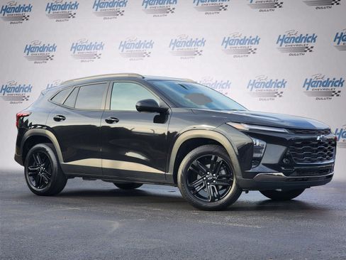 Used 2024 Chevrolet Trax ACTIV w/ Driver Confidence Package image 2