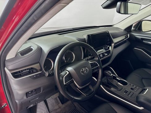 Certified 2023 Toyota Highlander XLE image 9