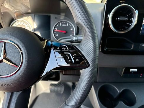 Used 2025 Mercedes-Benz Sprinter 2500 image 23