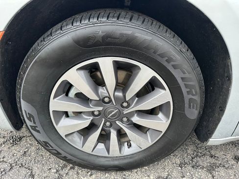 Certified 2023 Chrysler Pacifica Touring-L FWD image 34