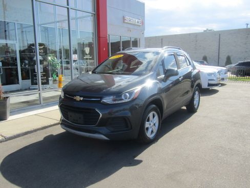 Used 2020 Chevrolet Trax LT w/ LT Convenience Package AWD/4WD image 2