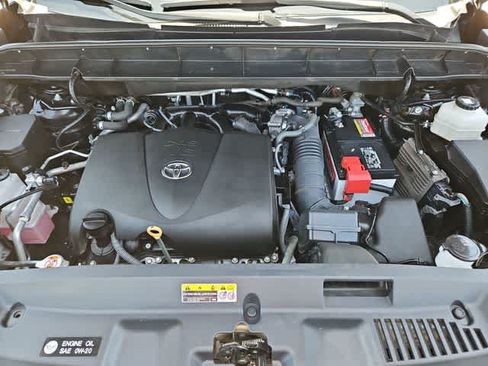 Used 2022 Toyota Highlander XLE FWD image 12