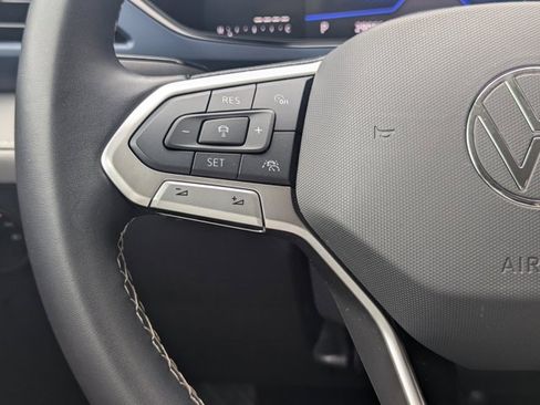 Used 2024 Volkswagen Taos SE image 21