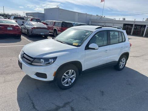 Used 2017 Volkswagen Tiguan S image 11