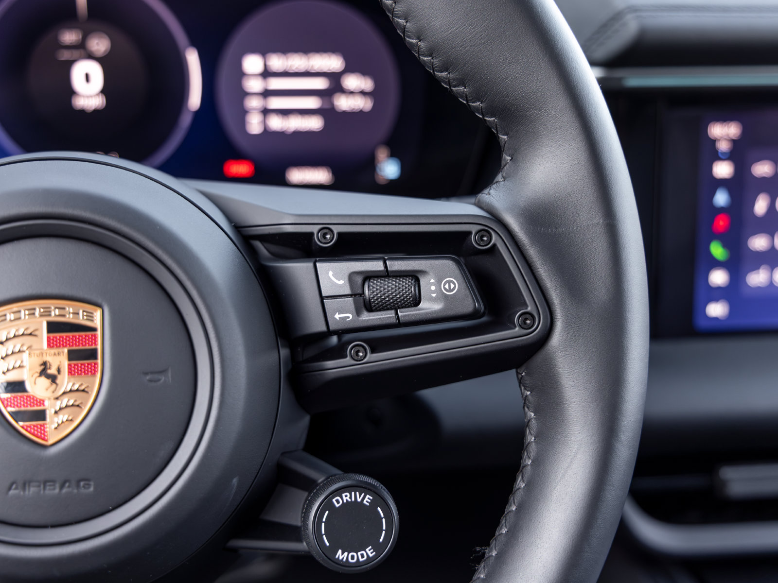 Certified 2025 Porsche Macan 4S Electric AWD/4WD image 35