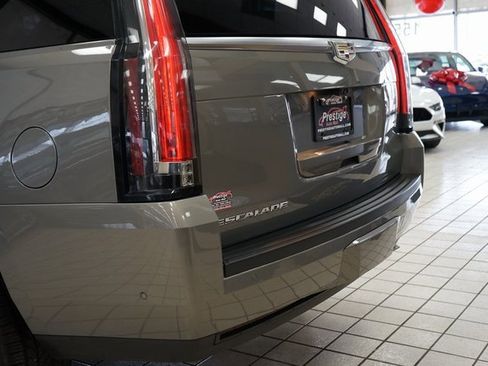 Used 2017 Cadillac Escalade Platinum image 19