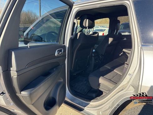 Used 2018 Jeep Grand Cherokee Laredo image 22