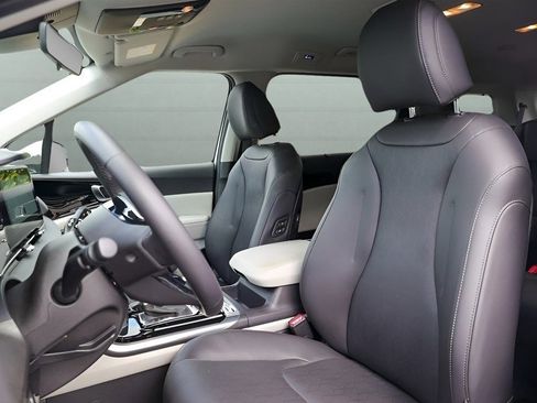 Certified 2024 Kia Carnival SX image 2