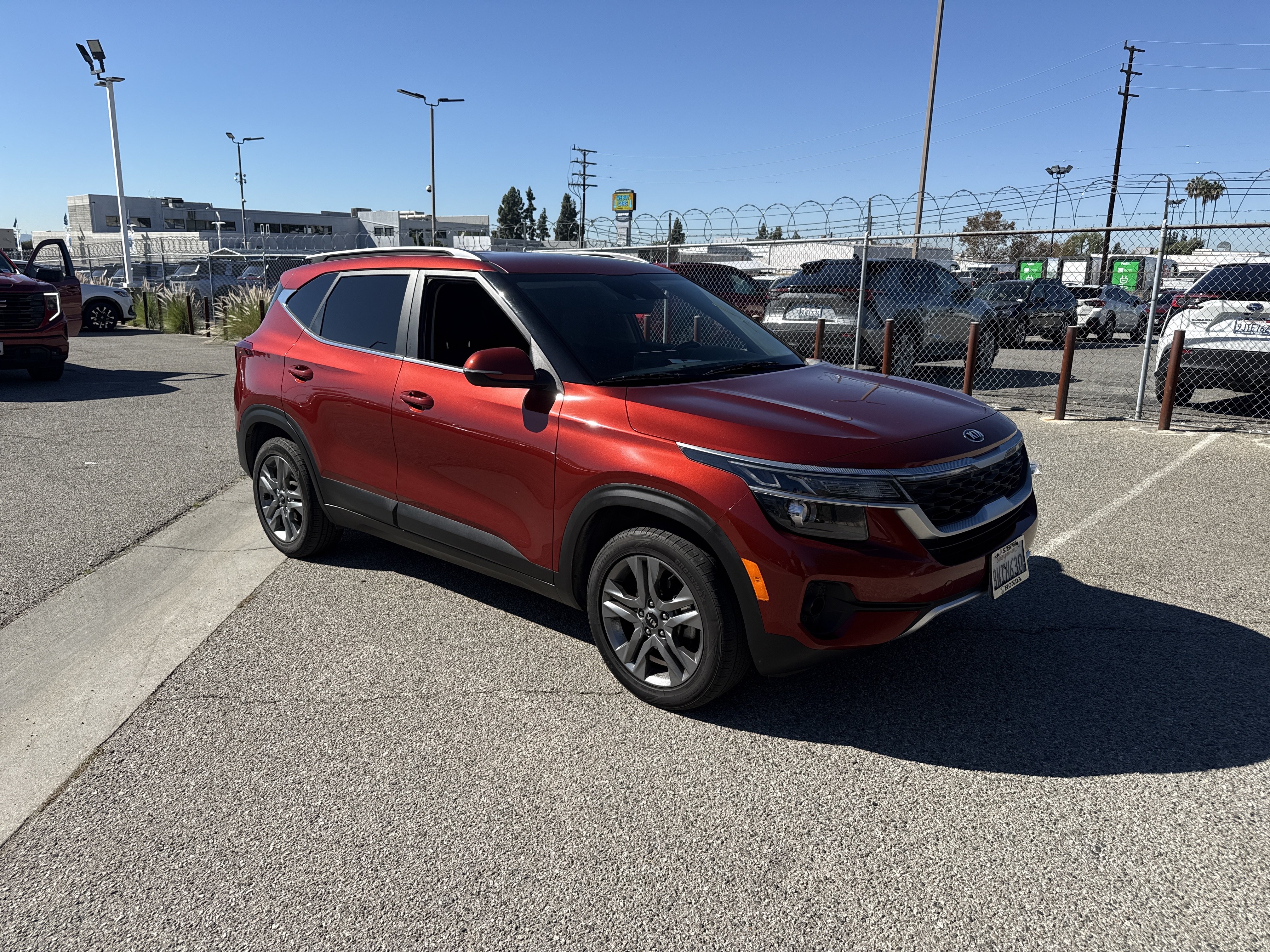 Used 2021 Kia Seltos S FWD image 2