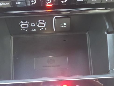 Used 2024 Jeep Grand Cherokee Limited w/ Luxury Tech Group II image 29