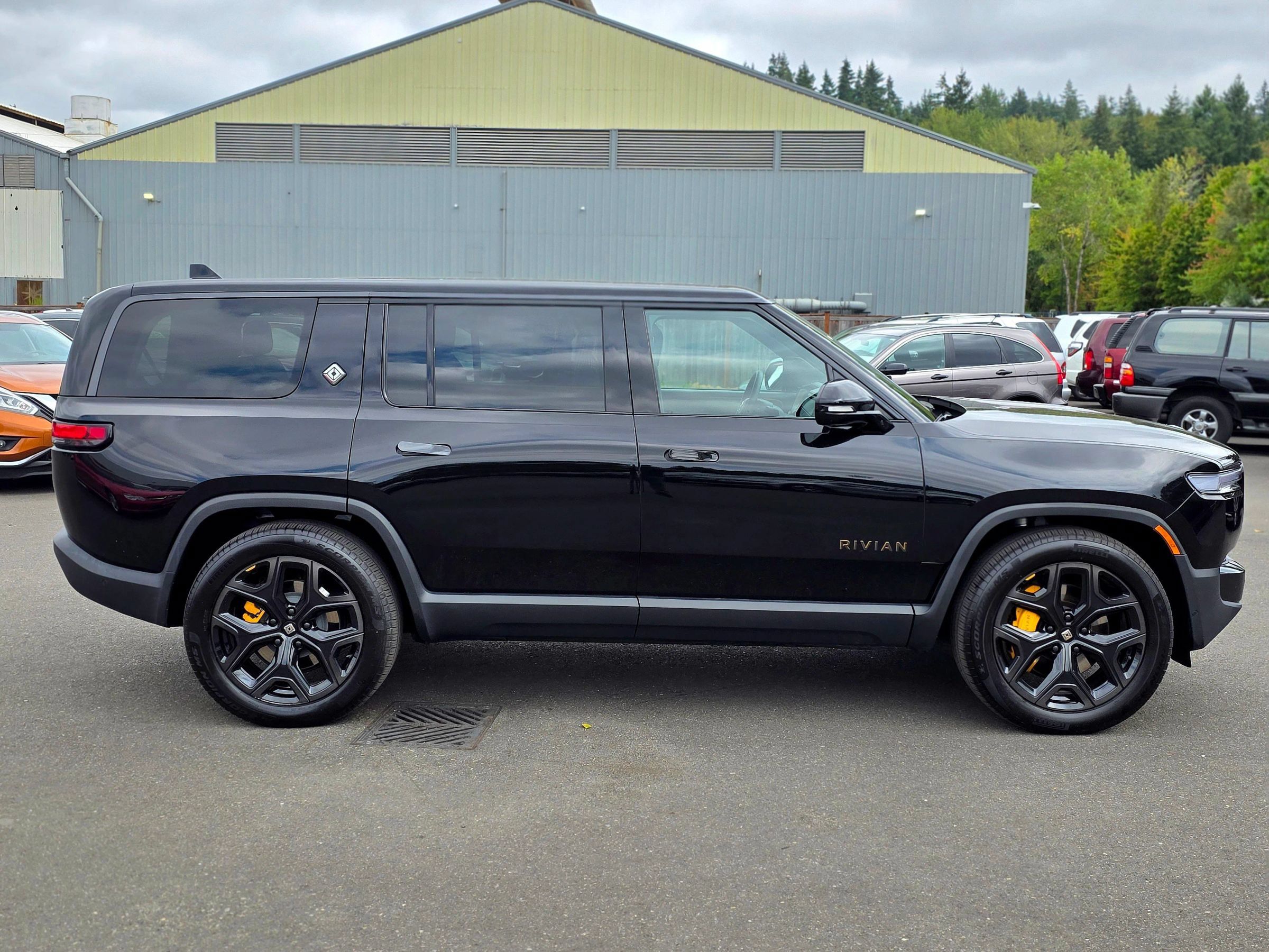 Used 2025 Rivian R1S Premium Dual AWD/4WD image 10