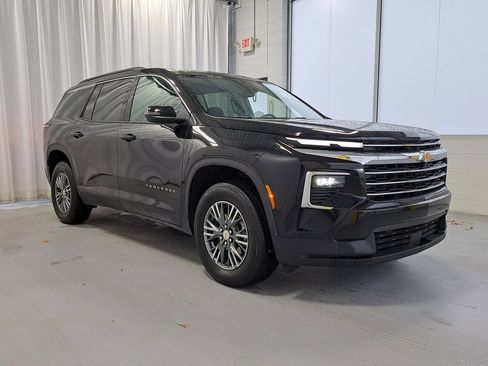 Used 2025 Chevrolet Traverse LT image 5