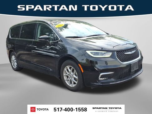 Used 2024 Chrysler Pacifica Touring-L FWD image 5