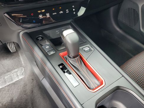 Certified 2025 Nissan Kicks SR image 22