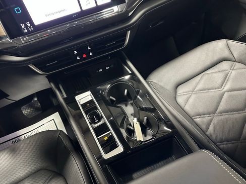 Used 2025 Volkswagen Atlas SE image 41