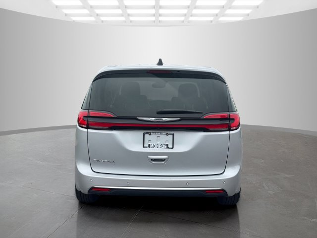Certified 2024 Chrysler Pacifica Touring-L FWD image 6
