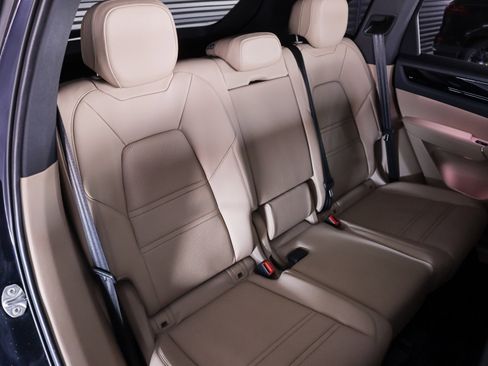 Used 2023 Porsche Cayenne AWD/4WD image 6